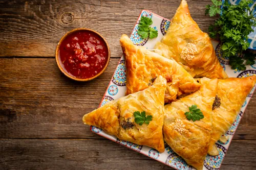 2 Samosas with chutney